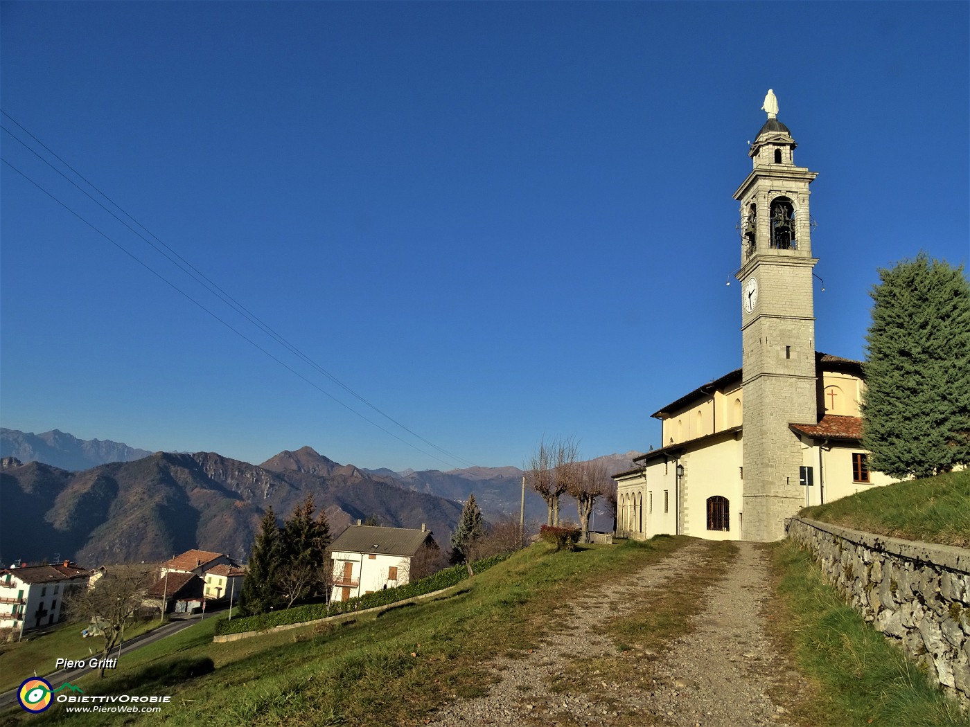 83 Rientrato alla Chiesa di Miragolo S. Salvatore riprendo il sentiero del 'Giro del Monte Castello' .JPG